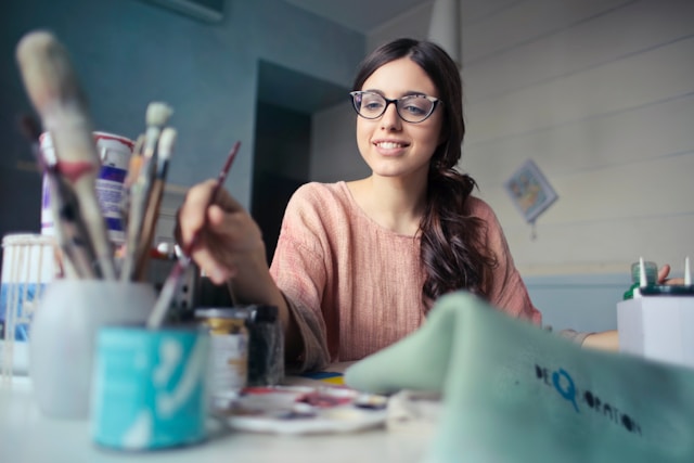 girl with brushes